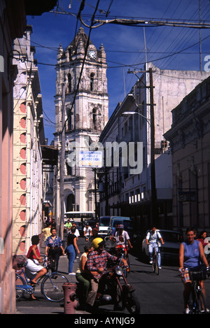 KUBA. Ein beschäftigt Straßenszene in Camagüey Stadt, Provinz Camaguey. Stockfoto