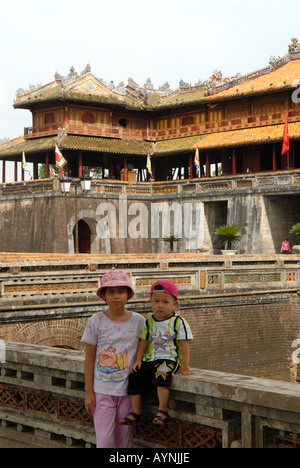 Kinder vor Main Eingang kaiserlichen Palast von Hue Zitadelle Vietnam Stockfoto