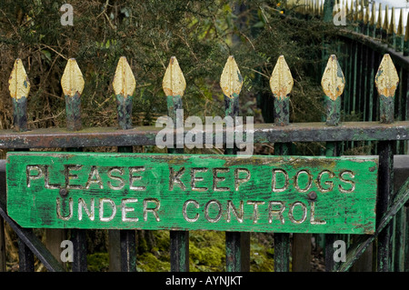Verwitterte Schild am Zaun Bitte halten Sie Hunde unter Kontrolle Stockfoto