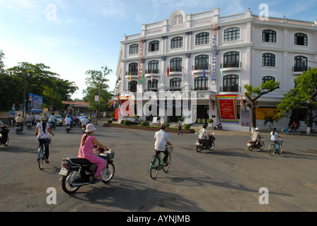 Morgen Verkehr auf der Ecke der Le Loi und Hung Vuong Straßen vor dem Hotel Saigon Morin Stadt Hué Central Vietnam Stockfoto