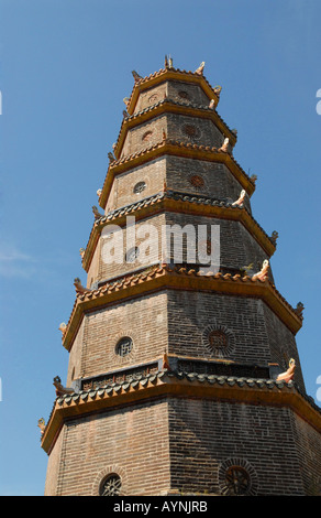 Thien Mu Pagode buddhistischen Tempel am Ufer des Parfüm Flusses ist ein Symbol der Stadt Hué Vietnam Stockfoto