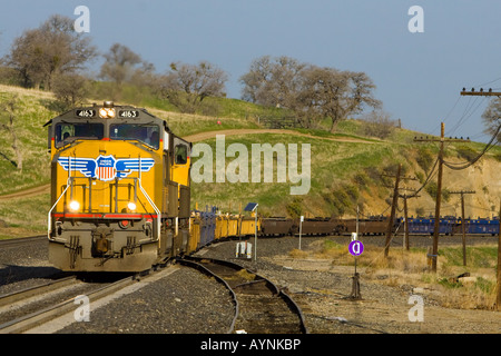 Ein Union Pacific Güterzug Heads-up den steilen Hügeln in den Tehachapi-Bergen in Süd-Kalifornien. Stockfoto