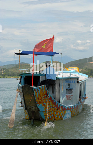 Touristischen Boot auf dem Parfüm-Fluss entlang den Ufern der Stadt Hué Vietnam Stockfoto