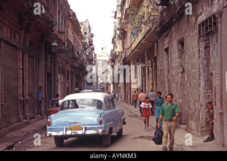 CUBA Street Szene mit Oldtimer in Havanna Stockfoto
