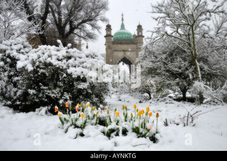 Schnee auf dem Gateway Royal Pavilion in Brighton UK April 2008 Stockfoto