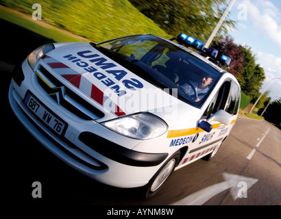 Des Arztes medizinische Einsatzfahrzeug der SAMU auf der Straße, Frankreich zu beschleunigen. Stockfoto