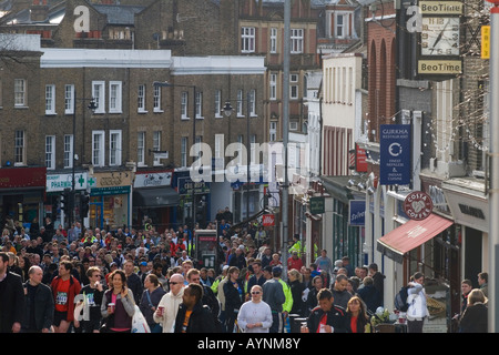 Am London Marathon Day kommen viele Läufer zum Start des Laufens. Das ruhige Vale, Blackheath Village, South SE21 London UK 2008 2000s Stockfoto