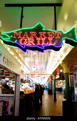Seattle Washington State USA Hecht Ort Markt im Erdgeschoss Innenraum Stände Neon Signs Stockfoto