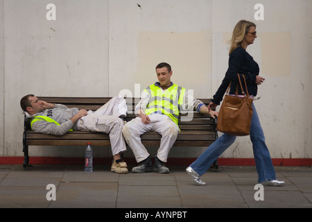 Polnische Bauarbeiter und Passanten in Kings Road Chelsea London SW3 ruhen Stockfoto