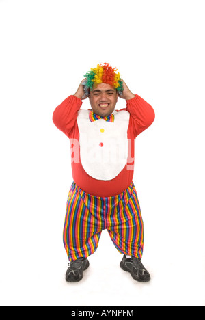 In voller Länge Portrait von einem verärgert Zwerg Clown vor einem weißen Hintergrund Stockfoto