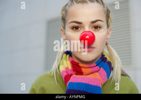 Junge Frau tragen rote Nase Stockfoto