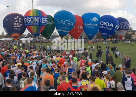 London Marathon Blackheath South London SE21 UK Sports Sponsoring Läufer warten auf den Start des Laufens. 2008 2000er Jahre HOMER SYKES Stockfoto