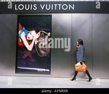 Japanische Frau geht Vergangenheit Louis Vuitton speichern in Nagoya, Japan Stockfoto