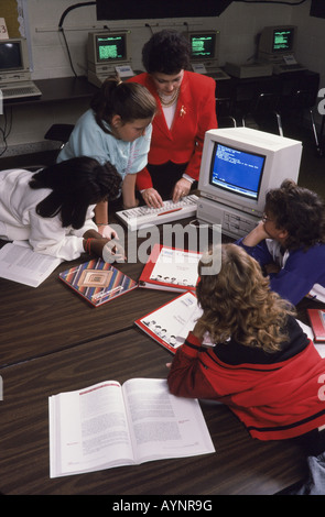 Multi ethnischen Gruppe von Schülern im Unterricht mit Computer und Lehrerin, Alexandria, Virginia Stockfoto