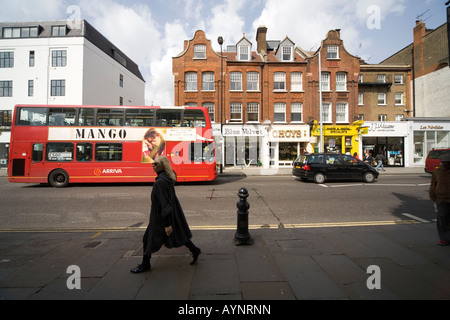 Geschäfte und Passanten in Kings Road London SW3 Stockfoto