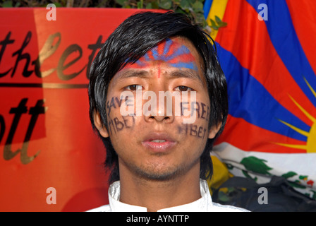 Ein Mann mit Free Tibet und die tibetische Flagge auf seinem Gesicht eine Demonstration während der tibetischen Volksaufstand Tag in Tel Aviv Israel lackiert Stockfoto