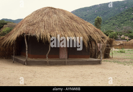 Typischen reetgedeckten Haus in dem Dorf Chembe, Cape Maclear, Malawi Stockfoto