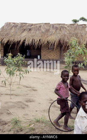 Glückliche Kinder spielen mit einem Hula Hoop - Nkhotakota, Lake Malawi, Malawi Stockfoto