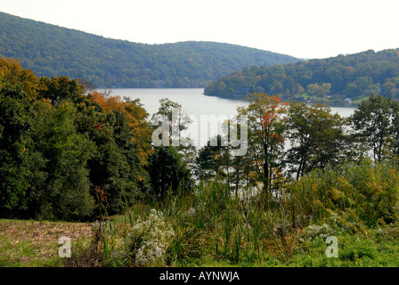 Blick auf Lake Waramaug, neue Preston, CT, mit Bäumen und Pflanzen, die erst am Anfang Herbst drehen Farben des Herbstes Stockfoto