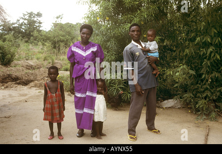 Familie gemeinsam posieren für die Kamera in einem typischen Dorf-Ambiente - Nkhotakota, Malawi-See, Malawi Stockfoto