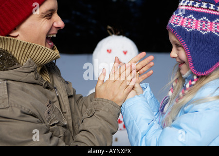 Vater Erwärmung Tochter Hände Stockfoto