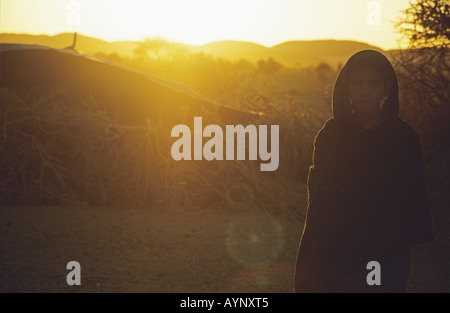 Tuareg Mädchen in Sonnenuntergang in der traditionellen Wüste Lager, Sahara, in der Nähe von Kidal, Mali, Westafrika Stockfoto