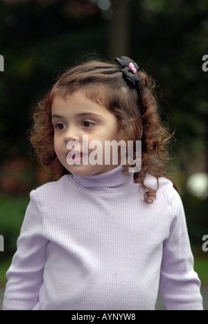 Drei Jahre altes Mädchen drei Viertel Ansicht Stockfoto