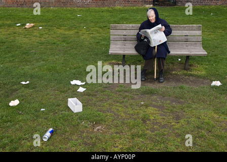 Litter Park UK. Vermülltes Papier, das in einem Park in Großbritannien herumbläst. Unsoziales Verhalten beim Müll. Blackheath SE London England 2005 2000er Jahre Stockfoto