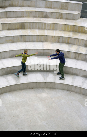 Junges Paar Inline-skating auf Schritt Stockfoto