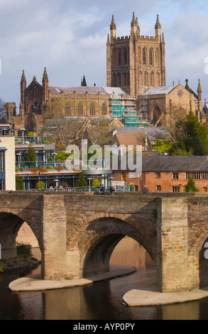 Hereford Kathedrale gesehen über die mittelalterliche Brücke Kreuzung River Wye Hereford Herefordshire England EU UK Stockfoto