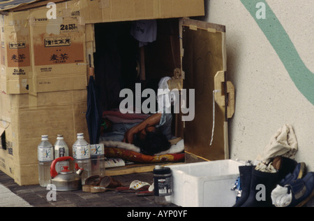 JAPAN Honshu Tokio Obdachloser in einem Karton Tierheim auf der Straße Leben Stockfoto