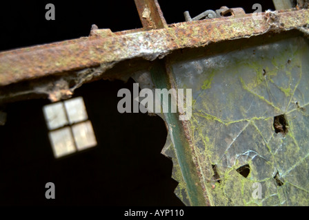 Gebäude Deralict heruntergekommen stillgelegtes schmuddelig verlassenen zerbrochenes Fenster Glas Spuk Renovierung Stockfoto