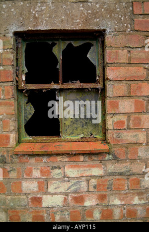 Gebäude Deralict heruntergekommen stillgelegtes schmuddelig verlassenen zerbrochenes Fenster Glas Spuk Renovierung Stockfoto