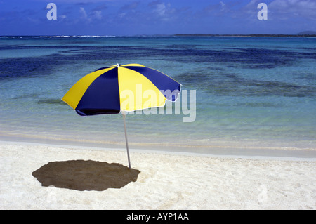 Sonnenschirm am Sandstrand Stockfoto