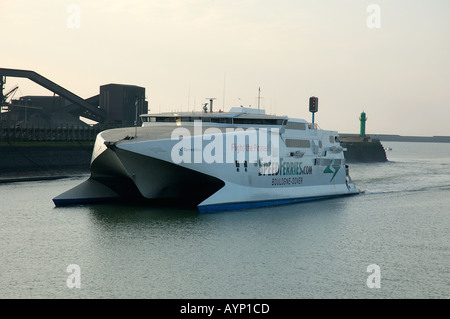 Geschwindigkeit eines High-Speed Fähre nahenden Boulogne Sur Mer Frankreich Europa Stockfoto