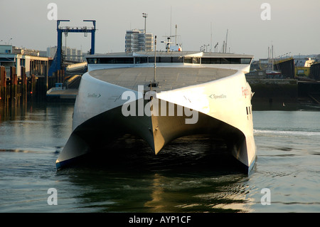 Autofähre Geschwindigkeit eine Annäherung an seinen Liegeplatz in Boulogne-Sur-Mer Frankreich Europa Stockfoto