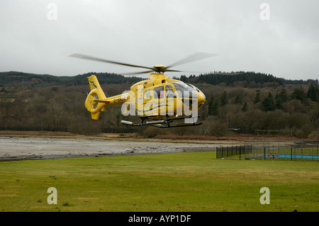 Scottish Air Ambulance Helikopter abheben Lochgilphead Argyll, Schottland Stockfoto