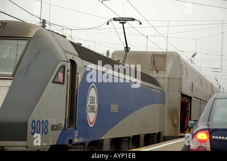 warten auf Board Eurotunnel Auto Auto shuttle Folkestone Kent England Europa Stockfoto