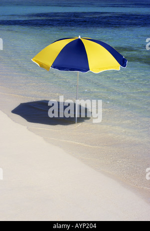 Sonnenschirm am Sandstrand Stockfoto