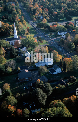 Luftaufnahme von Hauptstraße in eine klassische kleine Neu-England Stadt im Herbst mit einer Kirche mit einem traditionellen Spire Stockfoto