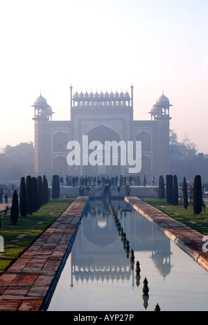 South Gate Eingang zum Taj Mahal Komplex mit Pool spiegelt das Gebäude und die Massen von Touristen Stockfoto