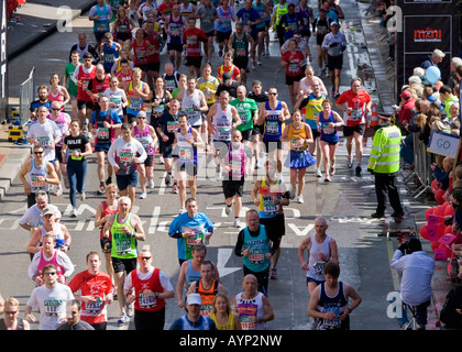 Flora London Marathon 2008 vorbei an unteren Thames Street, London, England Stockfoto