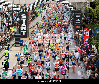 Flora London Marathon 2008 vorbei an der Lower Thames Street, London, England, Großbritannien Stockfoto