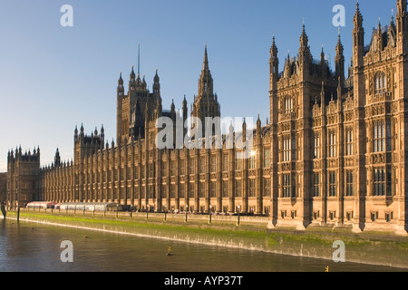 Die Houses of Parliament angesehen von der Westminster Bridge, London, England Stockfoto