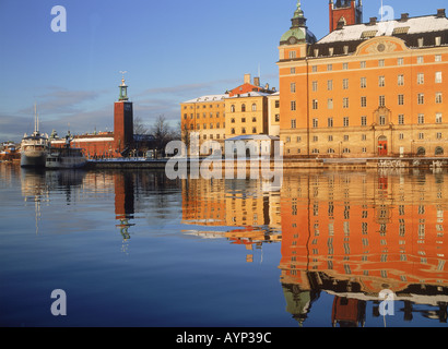 Riddarfjärden, einer Bucht des Sees Mälaren mit Rathaus und Södermalm in Stockholm während kalten schwachem Licht des Winters Stockfoto