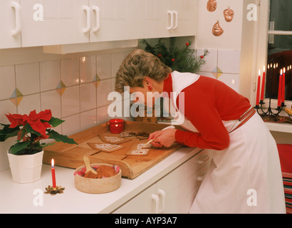 Mutter zu Weihnachten Lebkuchenhaus in schwedische Küche Stockfoto