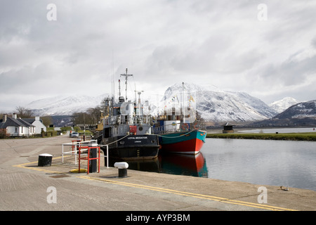 Corpach Leuchtturm Meer Loch Boote & Dorf Hafen, Hafenbecken, Nordufer des Loch Linnhe am Eingang Caledonian Canal & Ben Nevis, Schottland Großbritannien Stockfoto