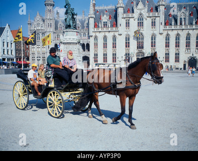Belgien West FlandersFlemish Region Brügge touristischen Pferdekutsche in die Main Square Grote Markt Stockfoto