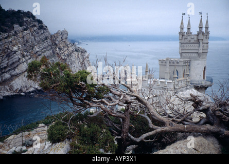 UKRAINE Krim Jalta die Schwalben Nest Schlösschen mit hohen Turm über das Schwarze Meer auf einer Klippe gebaut Stockfoto