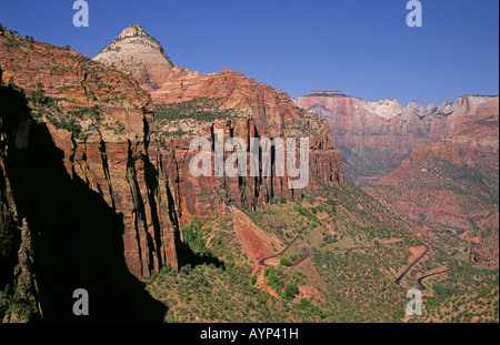 Eine Straße Zick Lichtblitzes Zion Canyon und die rote Sandstein Denkmäler und Buttes im Zion National park Stockfoto